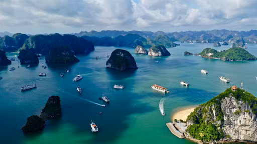 All of the attractions across the province like Ha long Bay, Bai Tu Long Bay, etc. will be temporarily closed to reduce the risk of Covid-19 infection. 
