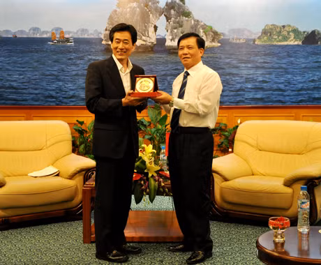 The Vice Chairman of Quang Ninh People's Council Nguyen Nhu Hien (R) and the Chairman of Vietnam-Japan Friendship M. P Alliance Tetsunosuke Nakamura