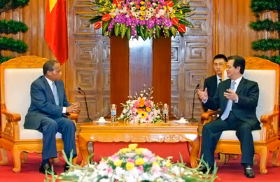 PM Nguyen Tan Dung (R) and Mozambican Ambassador Gamilien Munguambe, Hanoi, July 19, 2012 – Photo: VGP/Nhat Bac