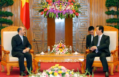 PM Nguyen Tan Dung (R) and Iranian Ambassador Hossein Al-Vandi Behine, Hanoi, July 19, 2012 – Photo: VGP/Nhat Bac