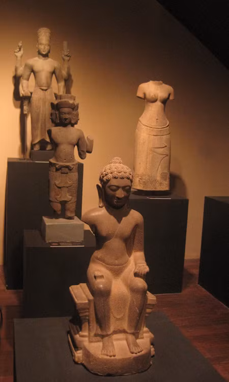 Buddha and Hindo statutes