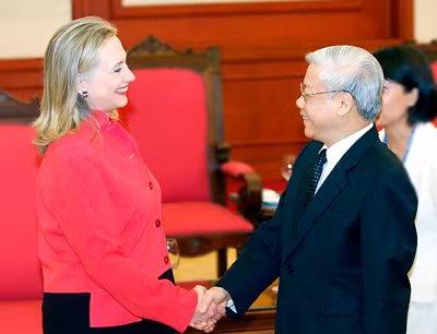 Party General Secretary Nguyen Phu Trong (R) welcomes US Secretary of State Hillary Clinton, Hanoi, July 10, 2012 - Photo: VGP