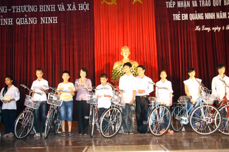 The Vice Chairman of Quang Ninh PPC Vu Thi Thu Thuy grants bikes to children whose schools are at least 5km away from home.