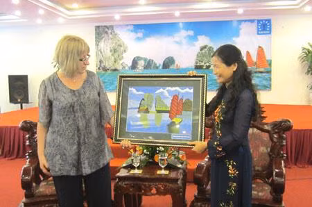 The Deputy Secretary of QN Party Committee (R) received the Bulgarian National Assembly Chairwoman on April 17