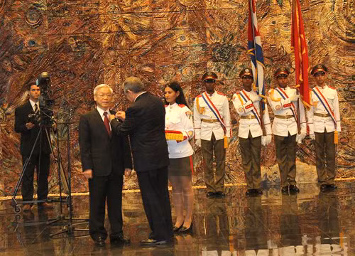 President Raul Modesto Castro Ruz presents the Jose Marti Order to Party leader Nguyễn Phú Trọng – Photo: VOV