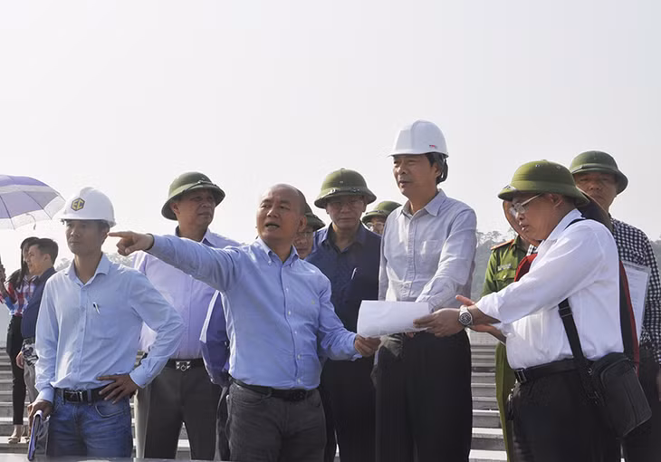 Secretary of Quang Ninh Provincial Party’s Committee Nguyen Van Doc listened to the report by the investor