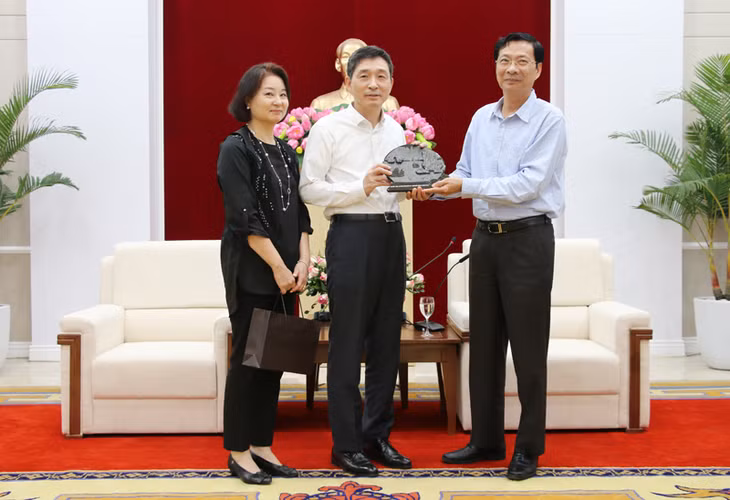 Secretary of Quang Ninh Provincial Party Committee Nguyen Van Doc presented a gift to the Ambassador the RoK.