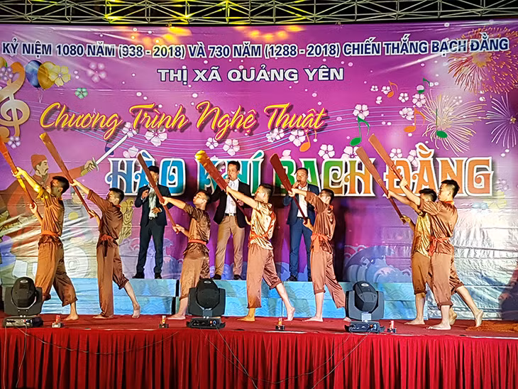 An art performance to celebrate Bach Dang victory