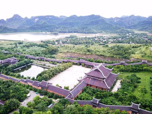 The northern province of Ninh Binh, about 100km from Hanoi is considered “Ha Long Bay in land’ with a complex of famous tourist sites like Tam Coc Bich Dong with beautiful caves, Phat Diem cathedral, Bai Dinh pagoda and stunning natural scenery of river and mountains. Visitors will have the opportunity to gain interesting experience by rowing boats along Van Long lagoon and Trang An Eco-Tourism complex which is recognized as the world’s natural heritage site by UNESCO.