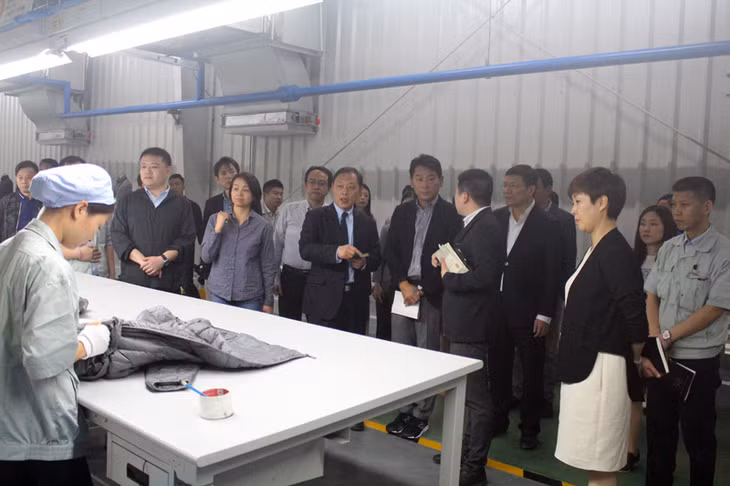 The delegation visited Hualida Garments Co.,Ltd. at the Hai Ha Texhong Industrial Park 