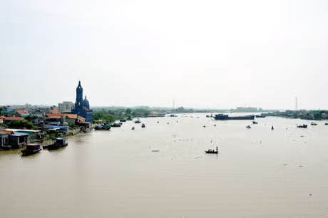 Bach Dang River, Quảng Yen Town