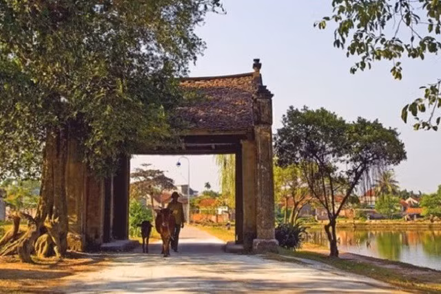The ancient village of Duong Lam is in Son Tay town, about 40km from Hanoi. Travelers are attracted to its ancient houses, old temples, pagodas, cathedrals and imperial tombs. Rental bike service is available for visitors to tour the village while homestay service is provided at the price of below VND500,000 per room. 