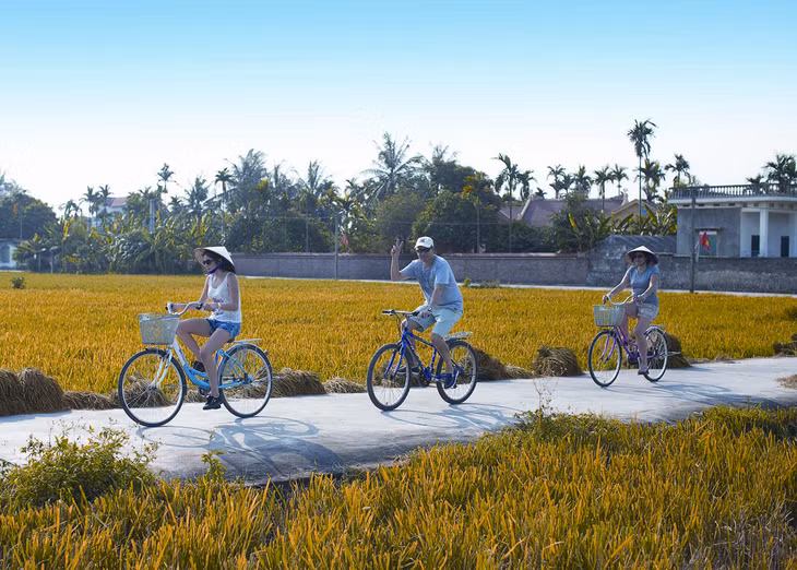 In Quang Yen district, visitors can explore the landscape of villages and fields as well as the daily life of local people