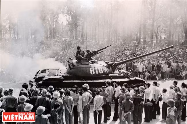 A tank of the People's Liberation Armed Forces enters Sai Gon