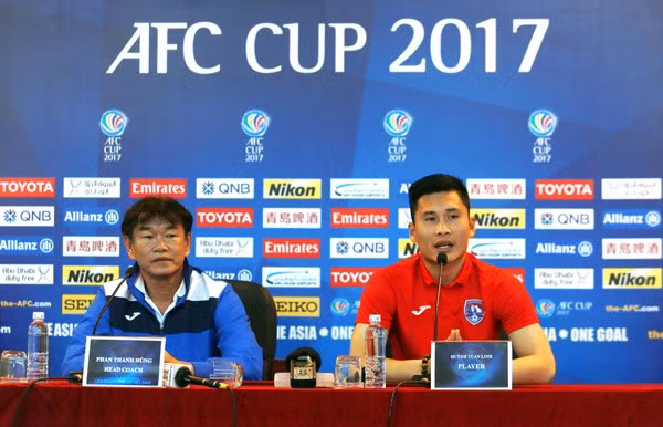 Last chance: Quang Ninh Coal’s coach Phan Thanh Hung (left) and goalkeeper Huynh Tuan Linh seen at the press conference ahead of the match with Home United of Singapore in the third match of Group H of the AFC Cup 2017 today. — Photo thethaovietnam.vn