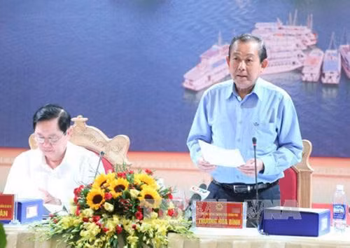  Deputy Prime Minister Truong Hoa Binh speaking at the meeting