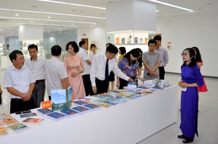 Delegates joined an exhibition of books. Photo:baoquangninh.com.vn)