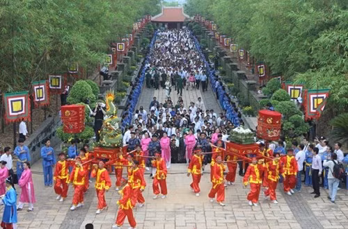 Many visitors flocking to the Hung Kings Temple historical relic site to commemorate the nation's Great Father 