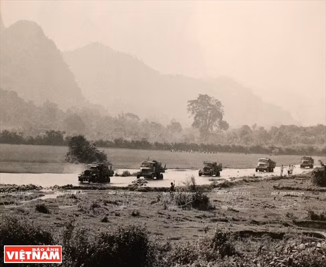 Trucks carry construction materials to the south to build the B2 bureau of Vietnam News Agency