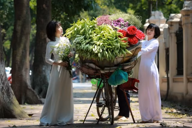 This is also the season when Hanoi’s women get a chance to wear the traditional long dress and pose for photos with lilies on Hanoi's most beautiful streets, such as Kim Ma, Phan Dinh Phung, and Hoang Dieu Streets, or at the Temple of Literature.