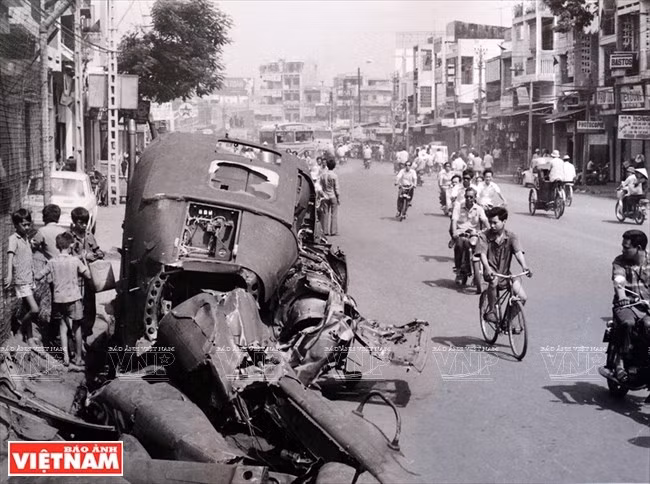Wreckage of aircraft of the then Republic of Vietnam on the road