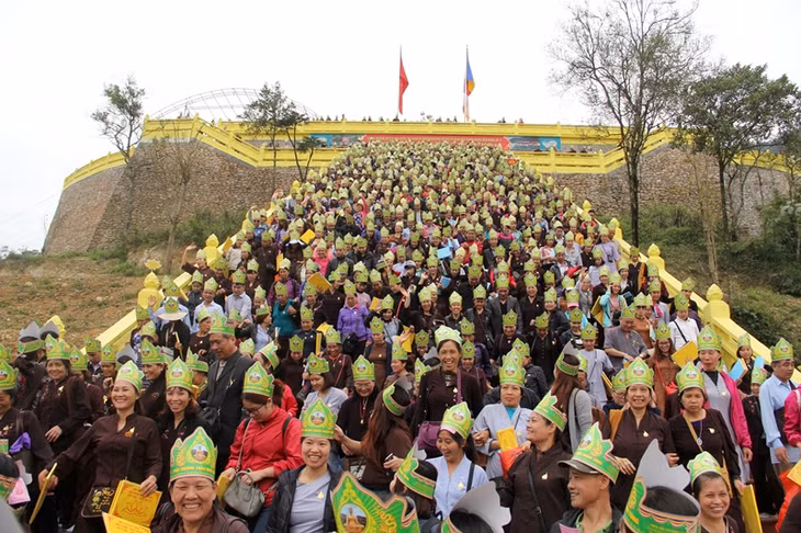 Tourists to Ngoa Van relic in Dong Trieu, Quang Ninh. (Photo: qtv.vn)