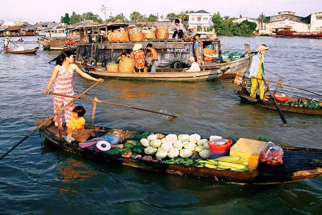 “Chợ trên sông” (A floating market)