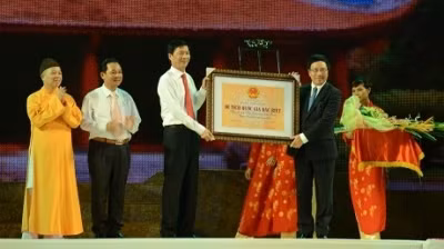  Deputy PM Minh (right) presents the certificate of recognition to Quang Ninh province and Dong Trieu district. (Credit: baoquangninh.com.vn)