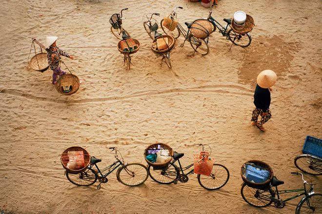 “Chợ sớm” (A market in early morning)