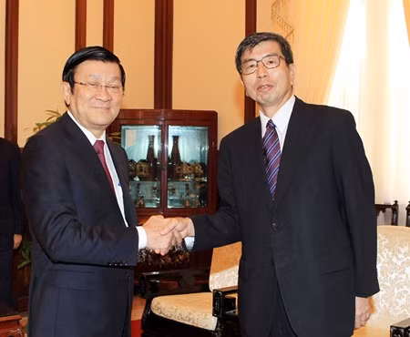 President Truong Tan Sang receives the President of the Asian Development Bank Takehiko Nakao in Ha Noi yesterday. — VNA/VNS Photo Nguyen Khang
