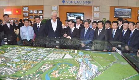  Singaporean former Prime Minister, Emeritus Senior Minister Goh Chok Tong (fourth left) visits VSIP in Bac Ninh. — VNA/VNS Thai Hung