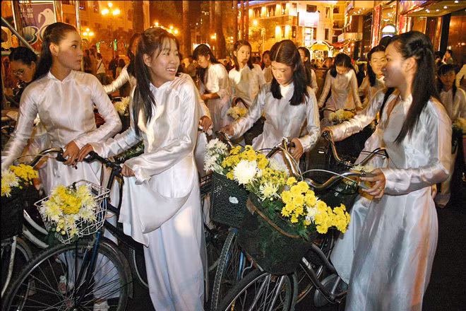 “Áo dài ngày hội” (Long dress in festival)
