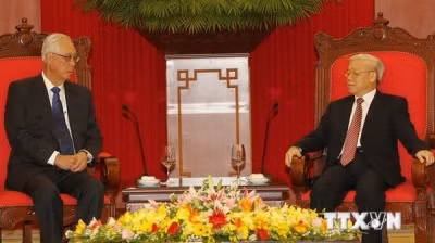Party General Secretary Nguyen Phu Trong (right) receives former Prime Minister and Emeritus Senior Minister of Singapore, Goh Chok Tong