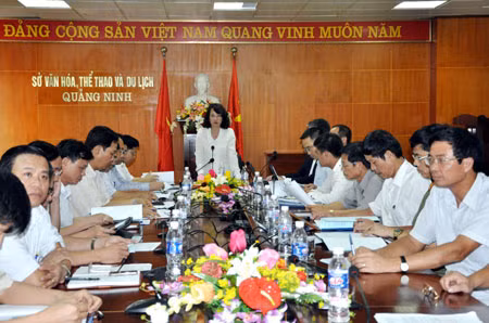The Vice Chairman Vu Thi Thu Thuy speaks at the meeting