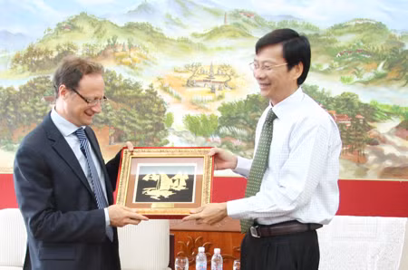 The chairman of Quang Ninh PPC Nguyen Van Doc (R) presented a gift to Belgian Ambassador to Vietnam
