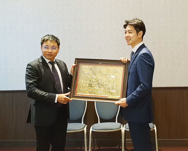 Quang Ninh's Chairman Nguyen Van Thang presented a gift to Hokkaido's governors, Mr. Naomichi Shuzuki.