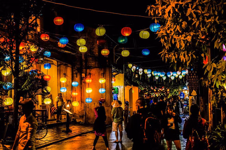 Light a lantern in Hoi An