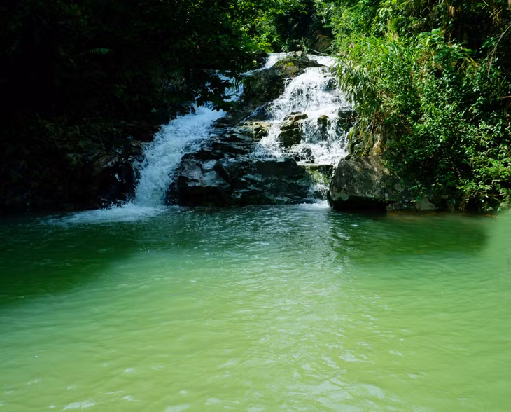 Located in Thanh Son commune, Khe Lanh waterfall is one of the most attractive tourism spot in Ba Che district