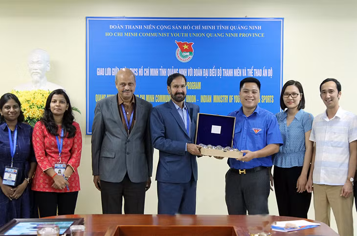 Quang Ninh Provincial Youth Union presents souvenir to 
