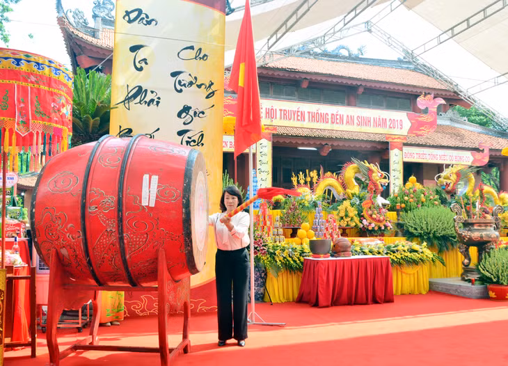 Vice-chairwoman of Quang Ninh People’s Committee, Vu Thi Thu Thuy, beats the drum to open the festival