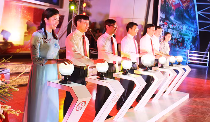 Opening ceremony to launch a tourism app to provide tourists with necessary information of Uong Bi tourism and help the authorities to interact with tourists.