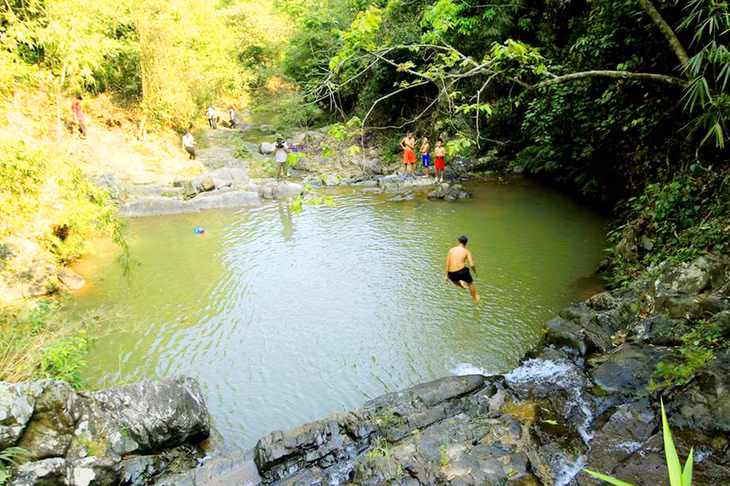 Visiting Khe Lanh waterfall, tourists will be immersed in cool water of the waterfall.