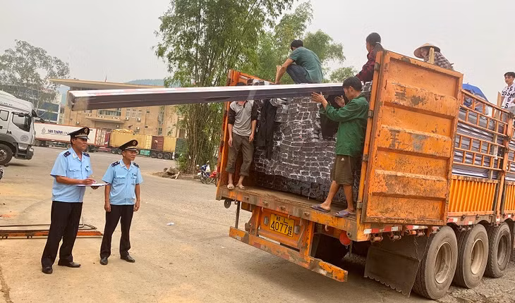 Customs check at Hoanh Mo Border Gate (Binh Lieu District)