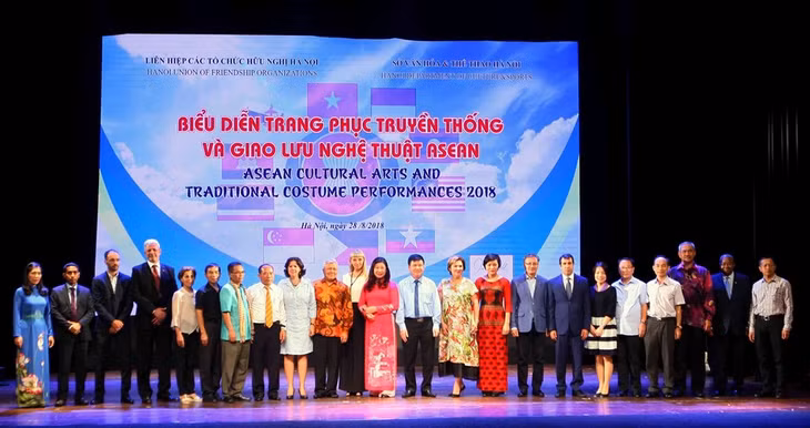 Organisers and guests pose for a photo together (Photo: VNA)
