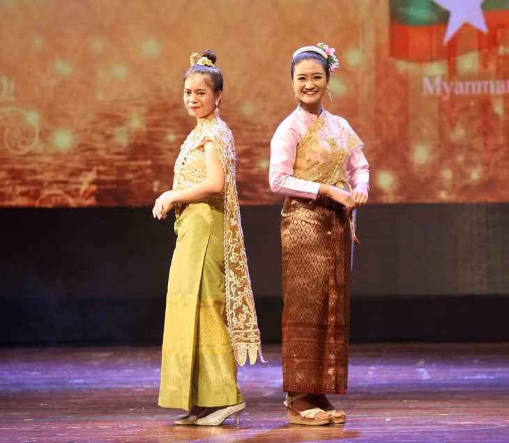 ASEAN members introduce traditional costumes (Photo: VNA)