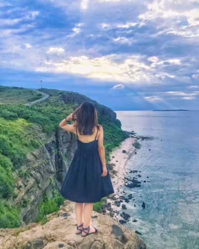  Some favourite 'check-in' places for young people on Ly Son Island are An Binh or Dao Be (Little Island), Cau Cave, Thoi Loi Mountain peak, Hang Pagoda, Duc Pagoda, and Mu Cu Islet. (Photo: @m.e.i_m.e.i)