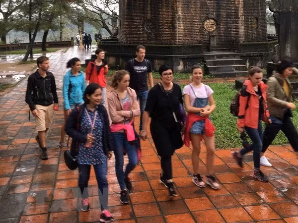 Tourists visit Thien Mu pagoda in Thua Thien-Hue (Source: VNA)