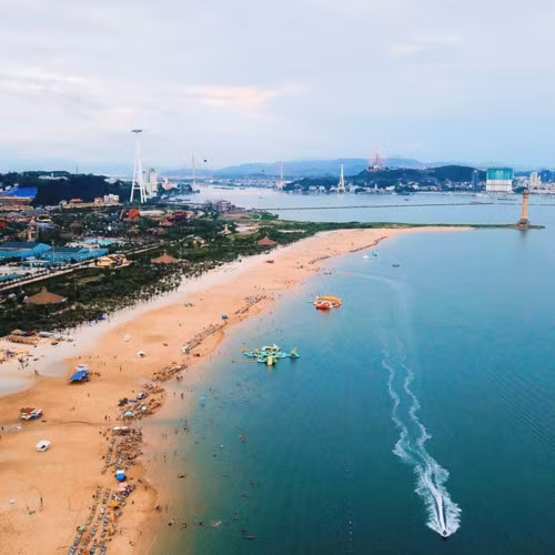  Ha Long Bay is a truly unmissable destination for anyone visiting Vietnam. It has been twice recognised by the United Nations Educational, Scientific and Cultural Organisation (UNESCO). Ha Long Bay has been named one of the seven natural wonders of the world. (Photo: @Dungco8194)