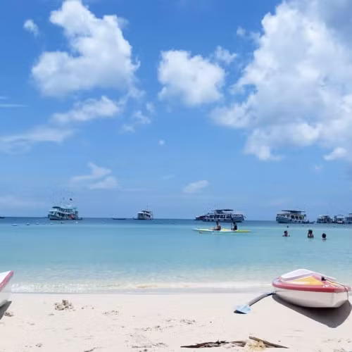  25km from Duong Dong town is Bai Sao, one of the most beautiful beaches in Vietnam thanks to its clear water and long stretches of golden sand. (Photo: @dducviet)