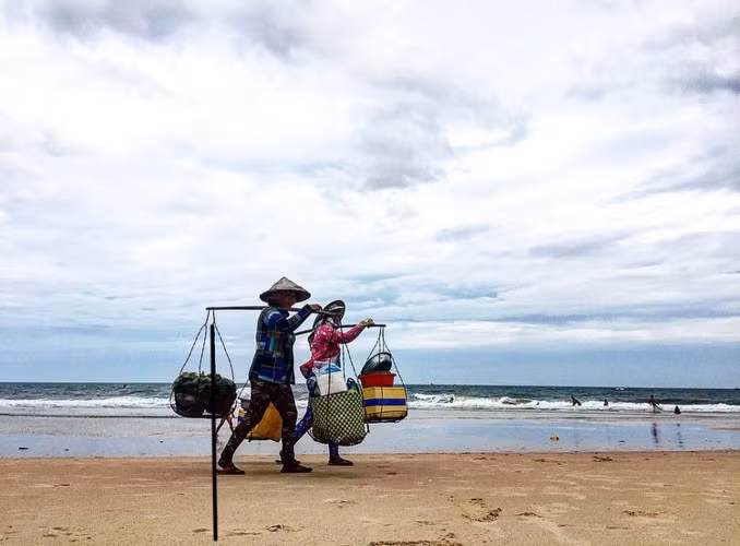  Mui Ne beach in the central province of Binh Thuan is famous for the adventure activities on offer, particularly wind-surfing and kite-surfing, due to its warm temperature and clear skies. (Photo: Coline_mrss)